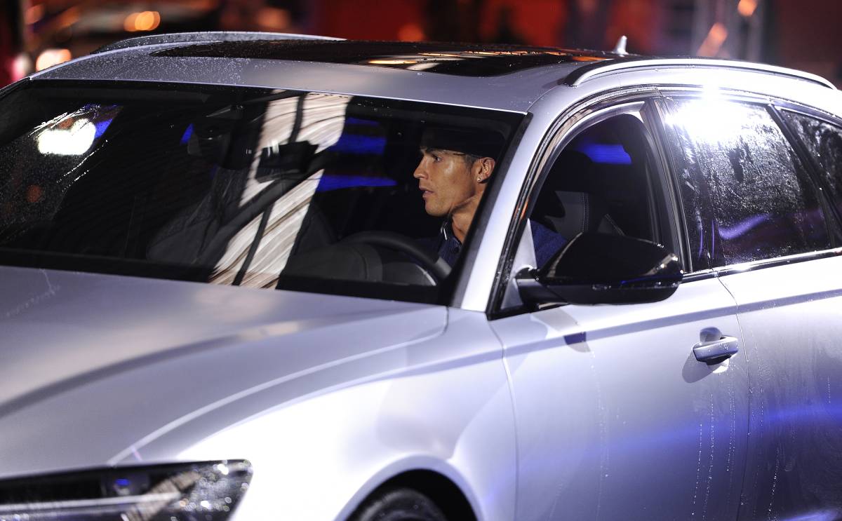 Cristiano Ronaldo, en uno de sus coches de lujo