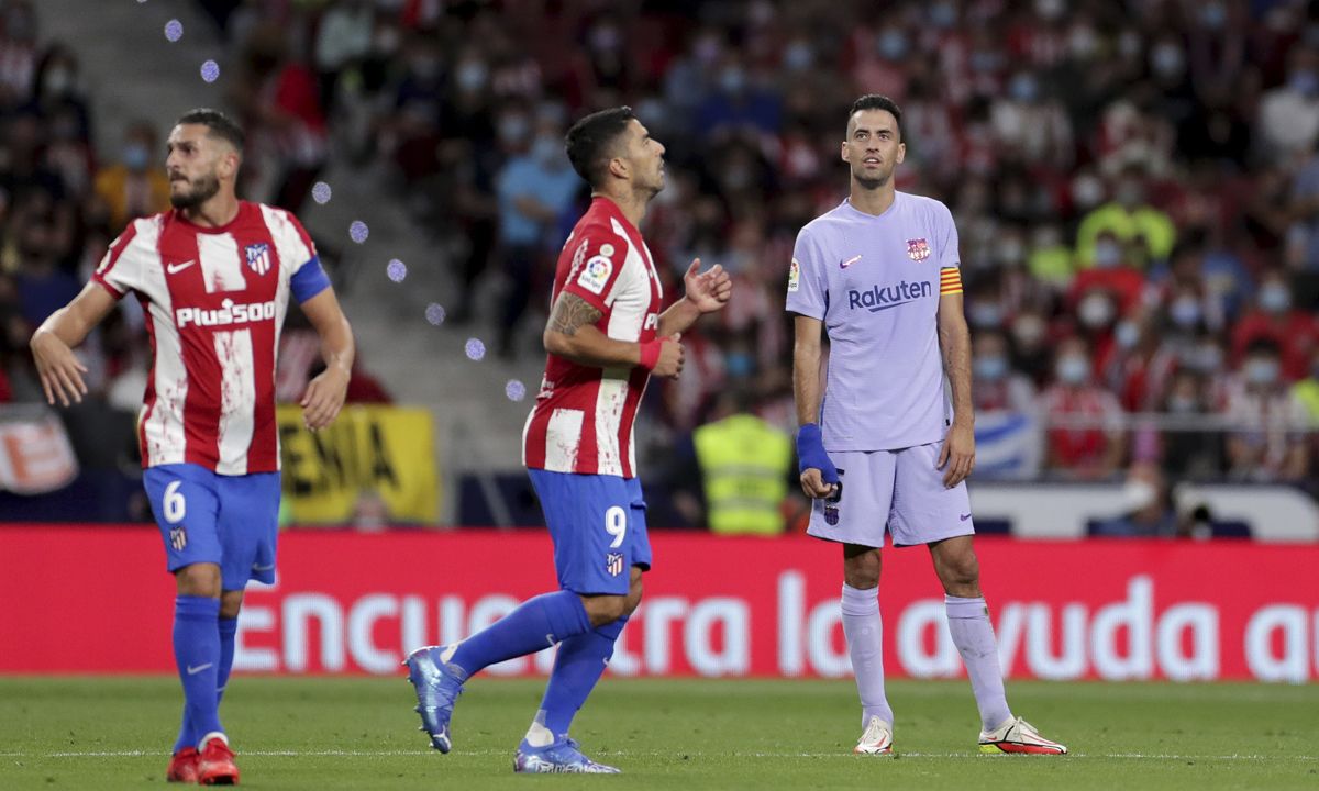 Suárez celebrates with Busquets background