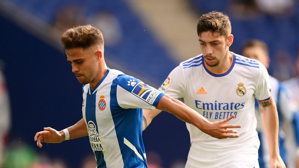 Melendo y Valverde en la disputa de un balón durante el Espanyol-Real Madrid