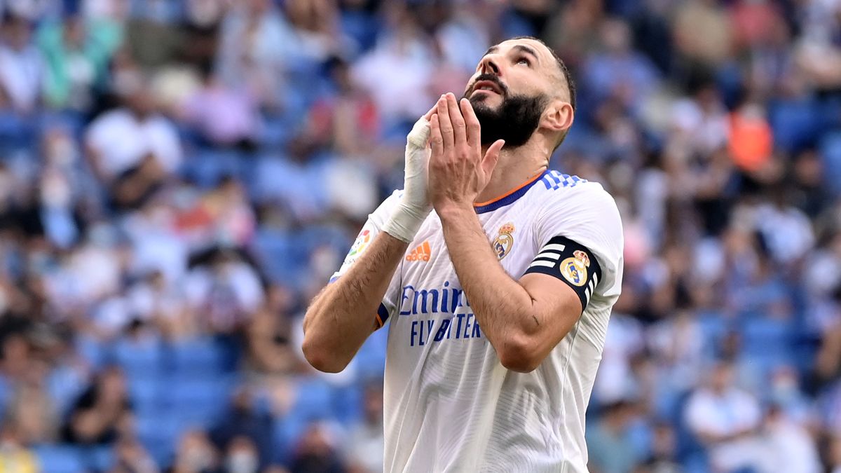 Karim Benzema se lamenta una ocasión fallida