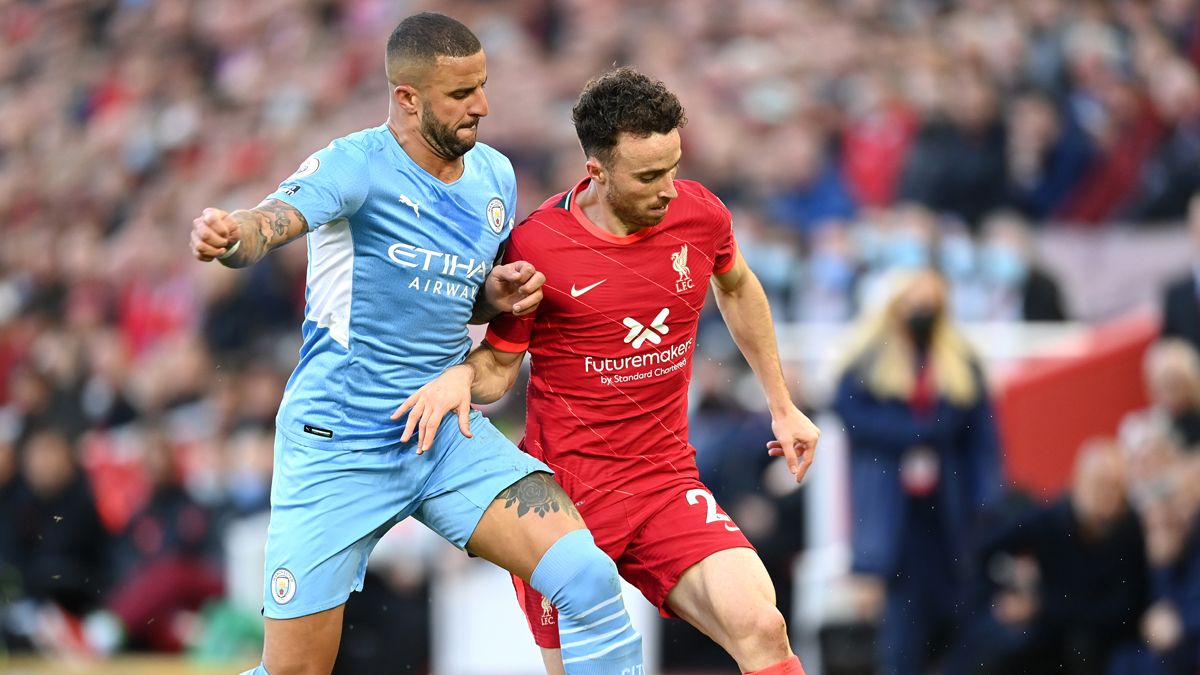 Diogo Jota y Walker en la disputa de un balón durante el Liverpool-City