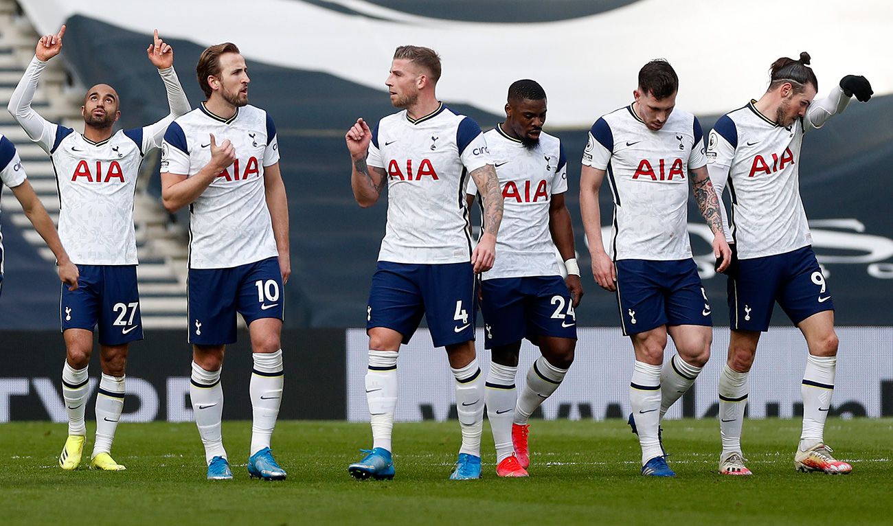 Serge Aurier junto a otros ex compañeros del Tottenham