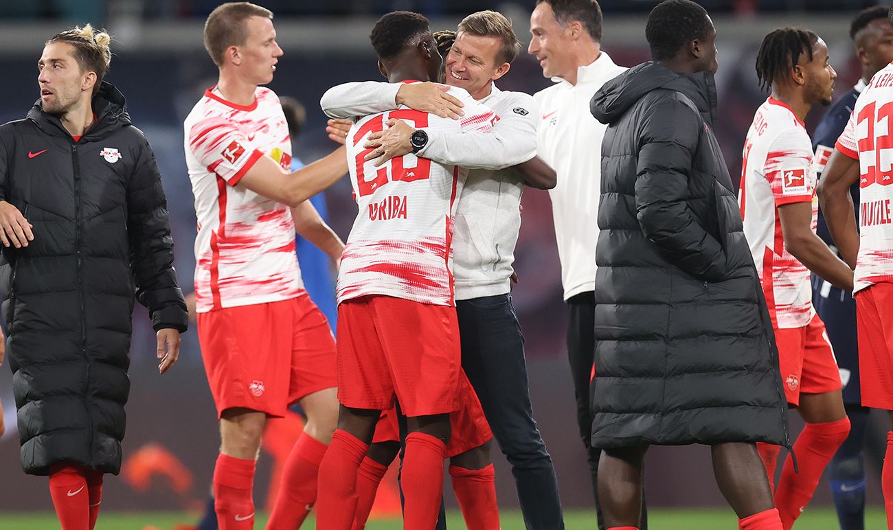 Ilaix y su entrenador en el Leipzig se abrazan