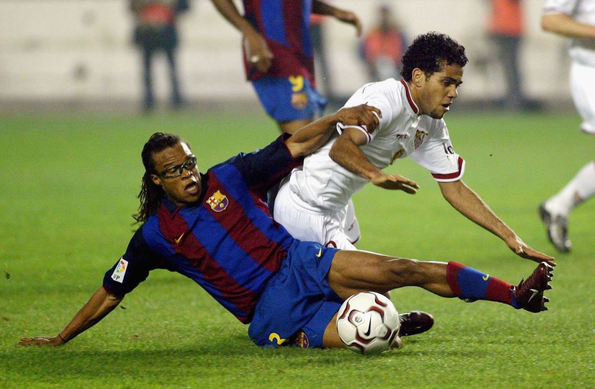 Edgar Davids en un partido con el Barcelona