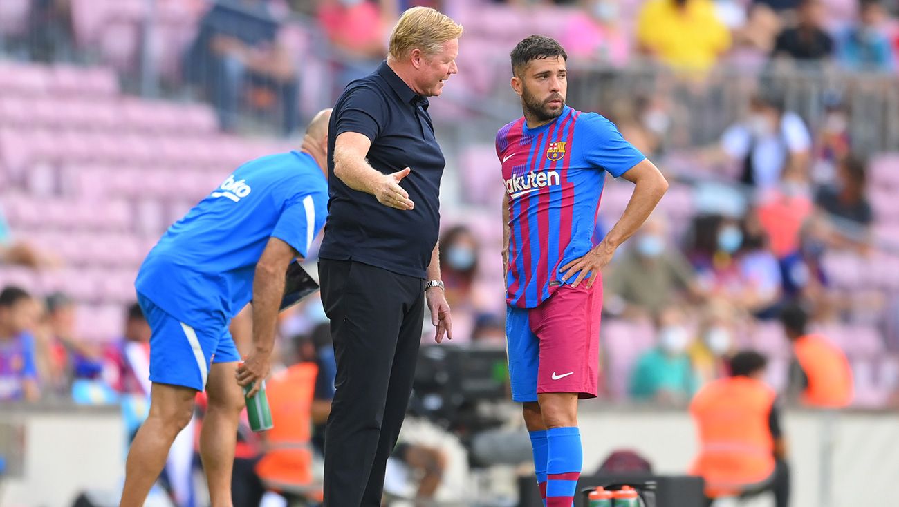 Ronald Koeman with Jordi Alba in front of the Getafe