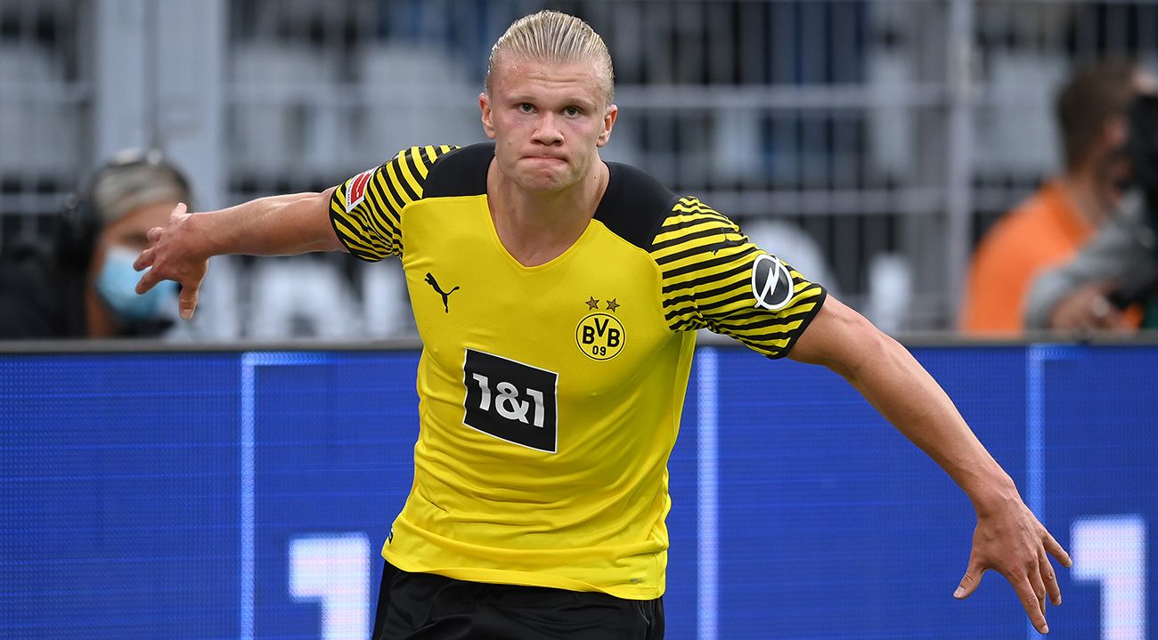 Erling Haaland Celebrates a goal with the Dortmund
