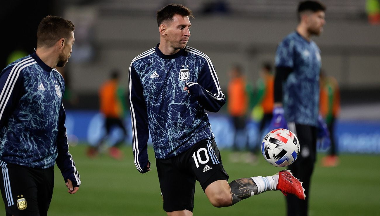 Leo Messi en un calentamiento con Argentina