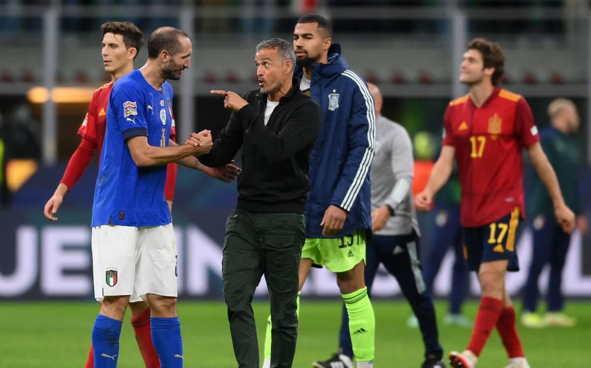 Luis Enrique converses with Giorgio Chiellini after the Italy-Spain (1-2)
