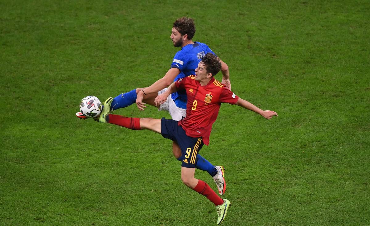 Gavi And Locatelli contest the balloon in the semifinals of the Nations League