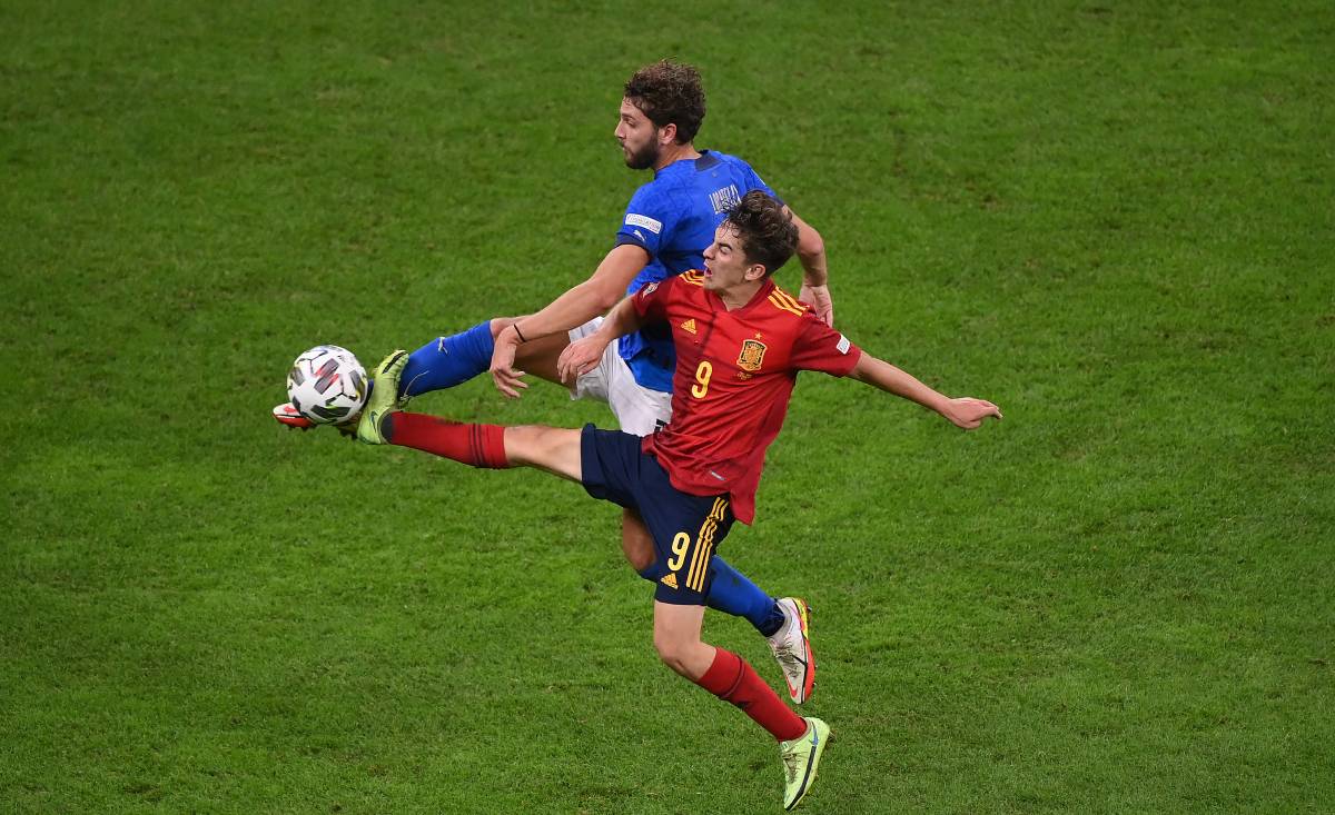 Gavi y Locatelli disputan el balón en las semifinales de la Nations League