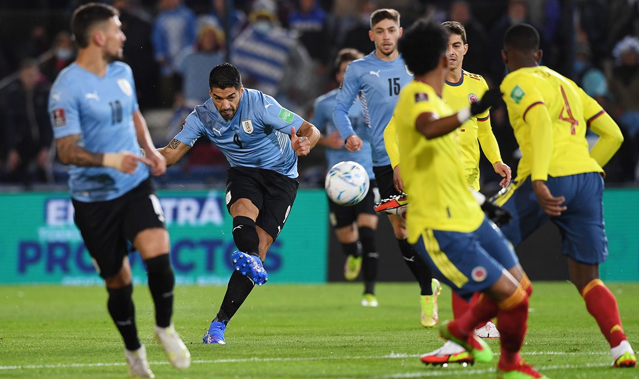 Luis Suárez intenta marcar ante Colombia
