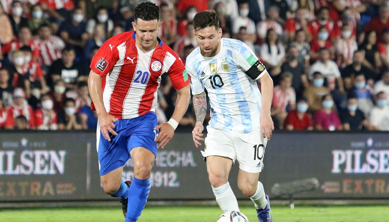 Messi bumps against a defence of Paraguay