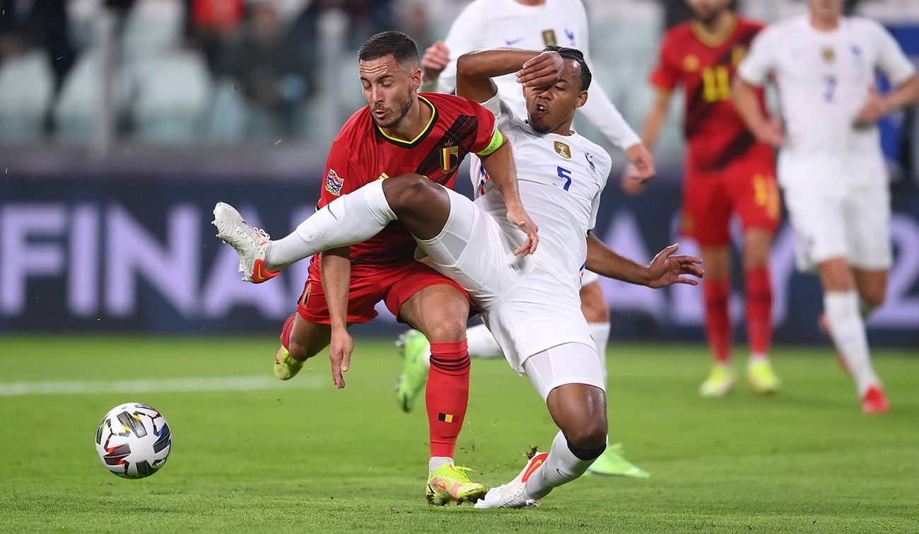 Eden Hazard lucha con Jules Koundé