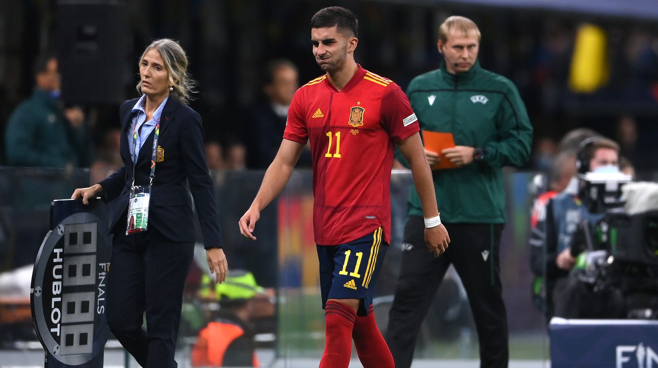 Ferran Torres leaves  lesionado of the field with Spain