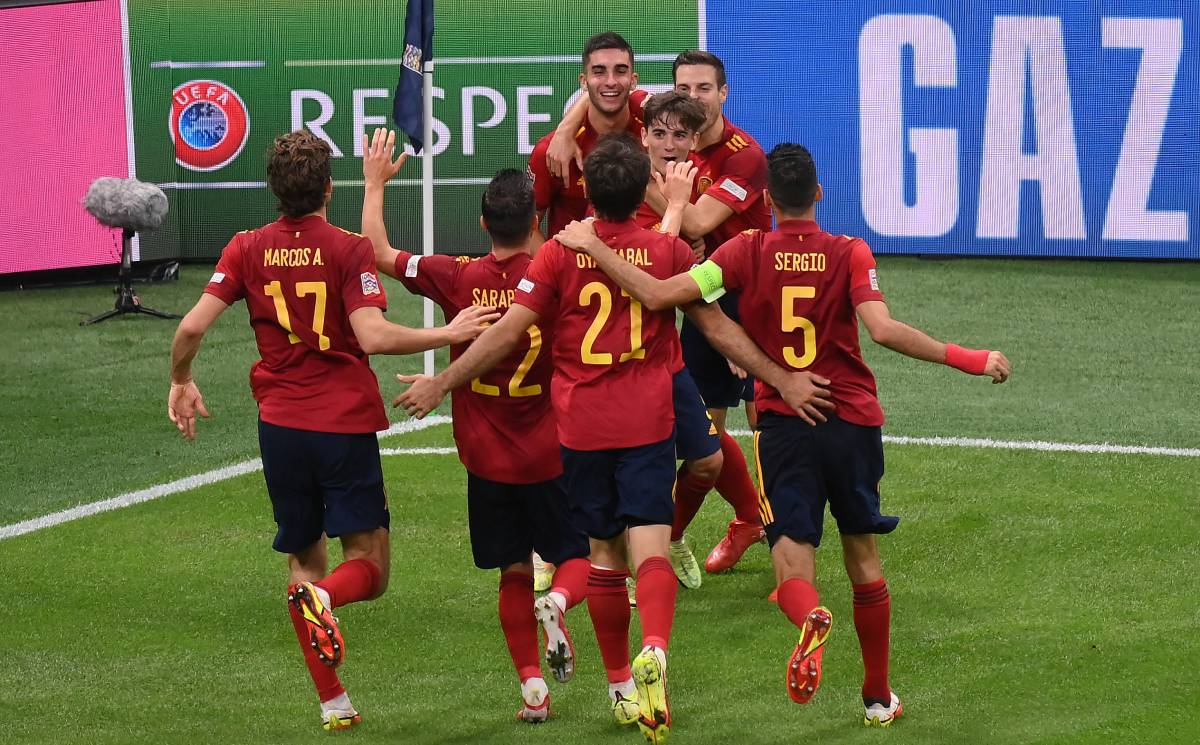 España celebra uno de sus goles ante Italia en las semis de la Nations League