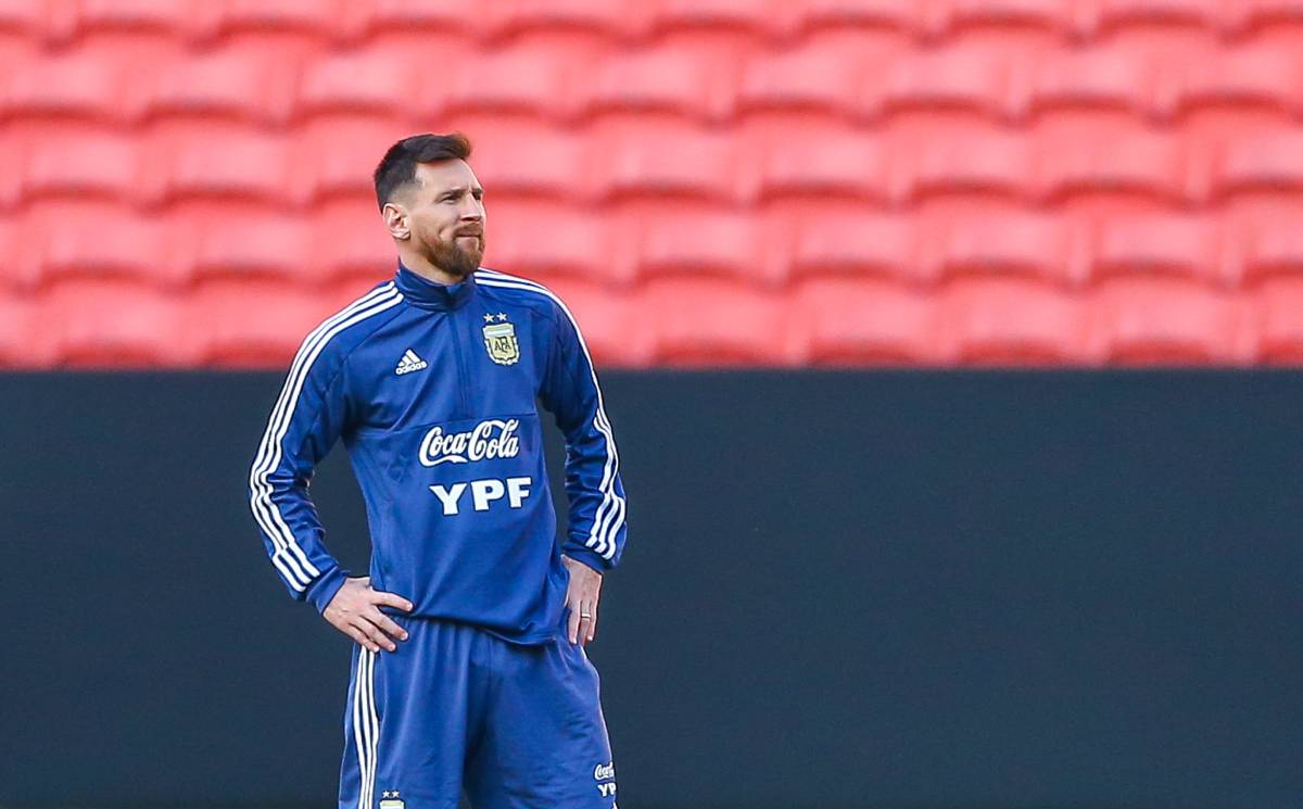 Lionel Messi trains  with the Argentinian selection