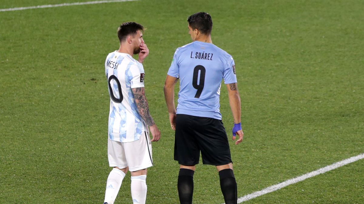 Leo Messi y Luis Suárez durante el Argentina-Uruguay de las Eliminatorias para el Mundial