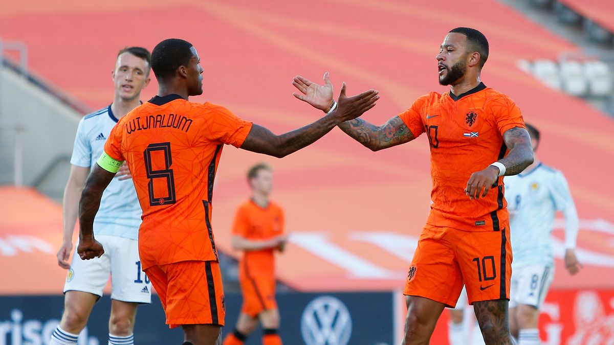 Memphis and Wijnaldum, during a match with Netherlands