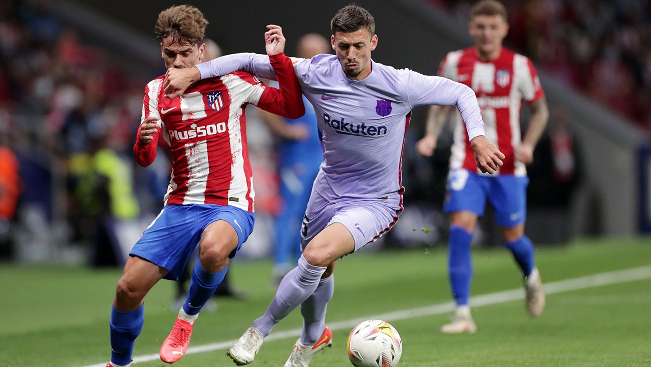 Lenglet compite con Griezmann por un balón