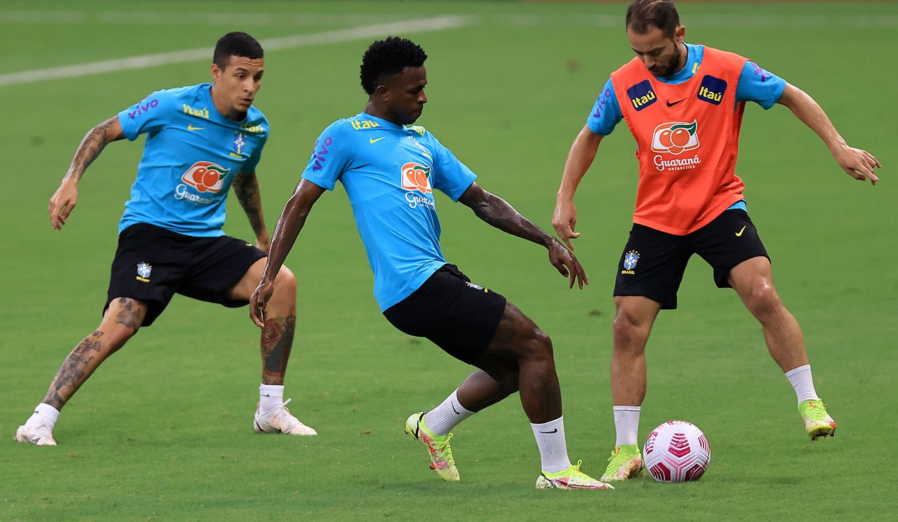 Vinicius en un entrenamiento de Brasil