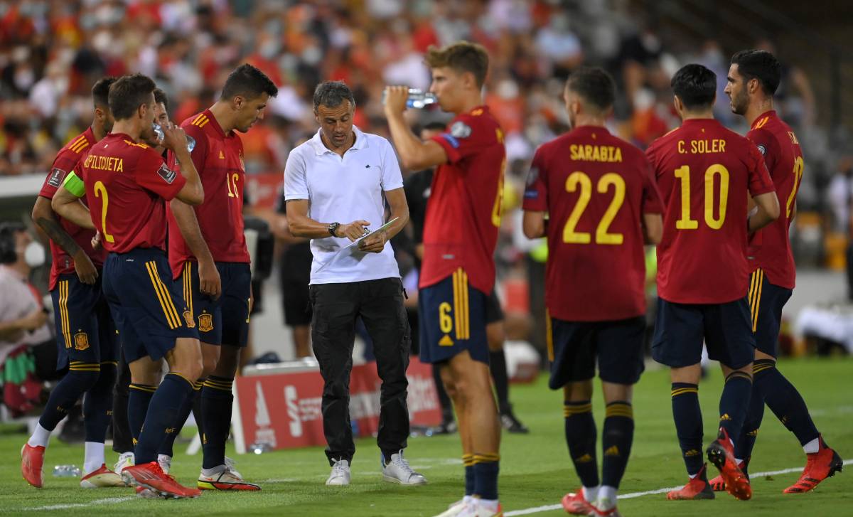 Luis Enrique da instrucciones a los jugadores de la selección española