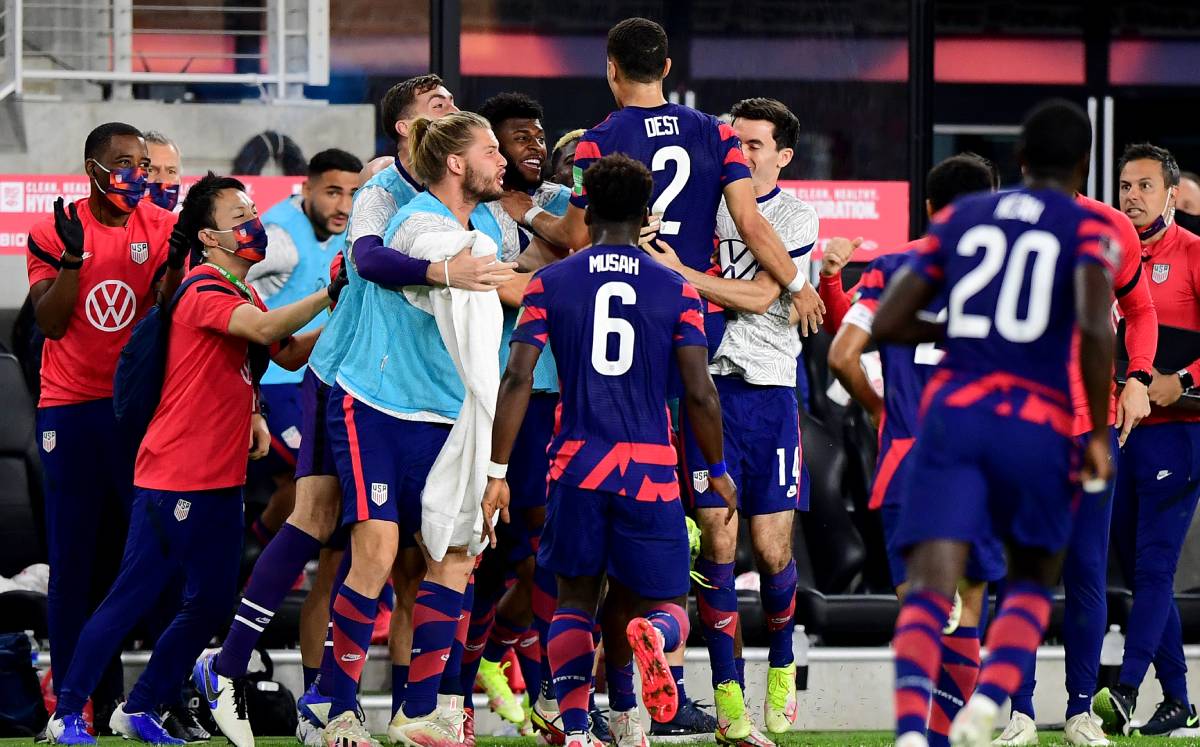 La selección de Estados Unidos celebra el gol de Sergiño Dest