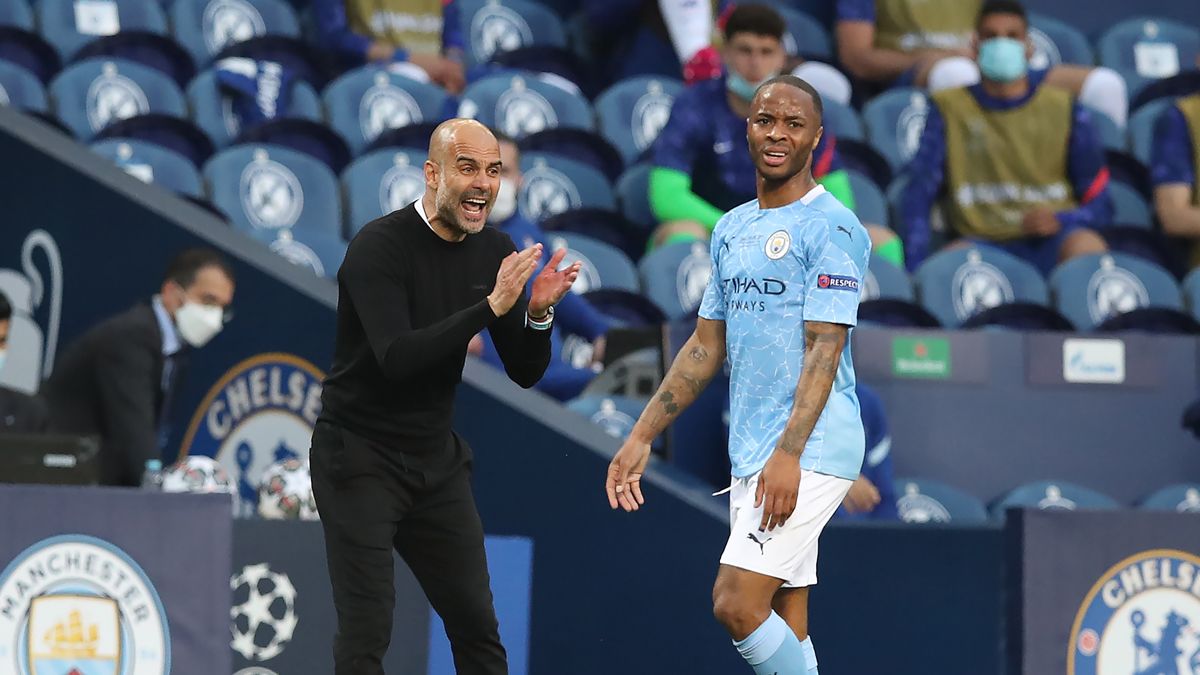 Pep Guardiola y Raheem Sterling, durante un partido con el Manchester City