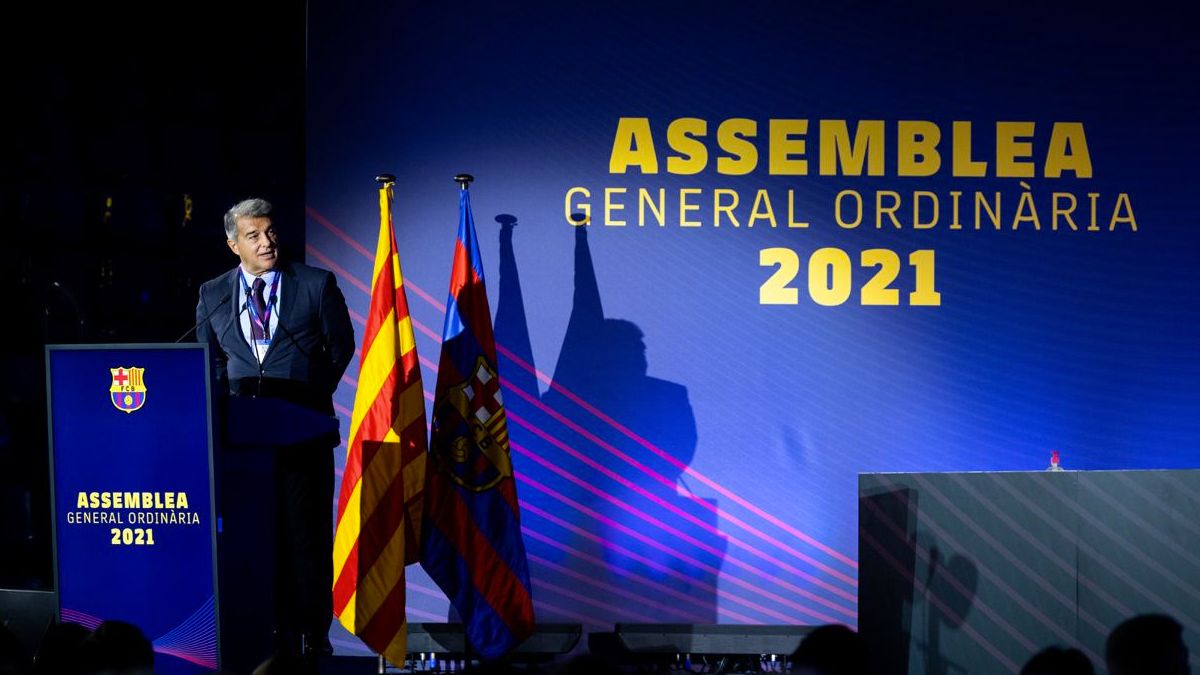 Joan Laporta offering his speech in the Assembly (Image: @FCBarcelona_is in Twitter)