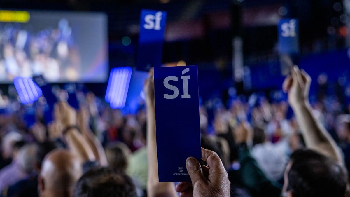 The Partners vote in favour a point during the Assembly of Compromisarios (Image: @FCBarcelona_is in Twitter)