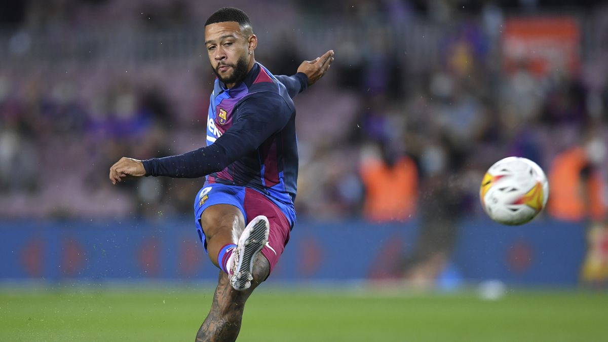 Depay Trains with the barcelona