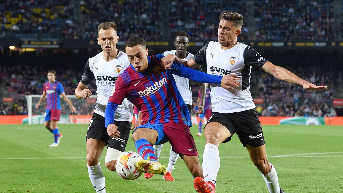 Sergiño Dest In the dispute of a balloon between two rivals