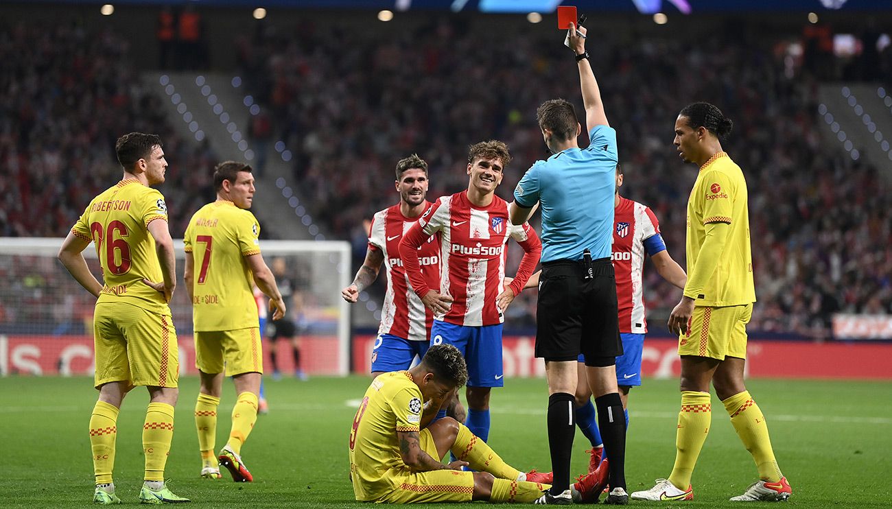 The referee expels to Griezmann in front of the Liverpool