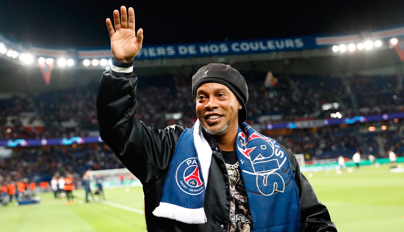 Ronaldinho saluda a la afición del PSG / Imagen: Twitter Oficial PSG