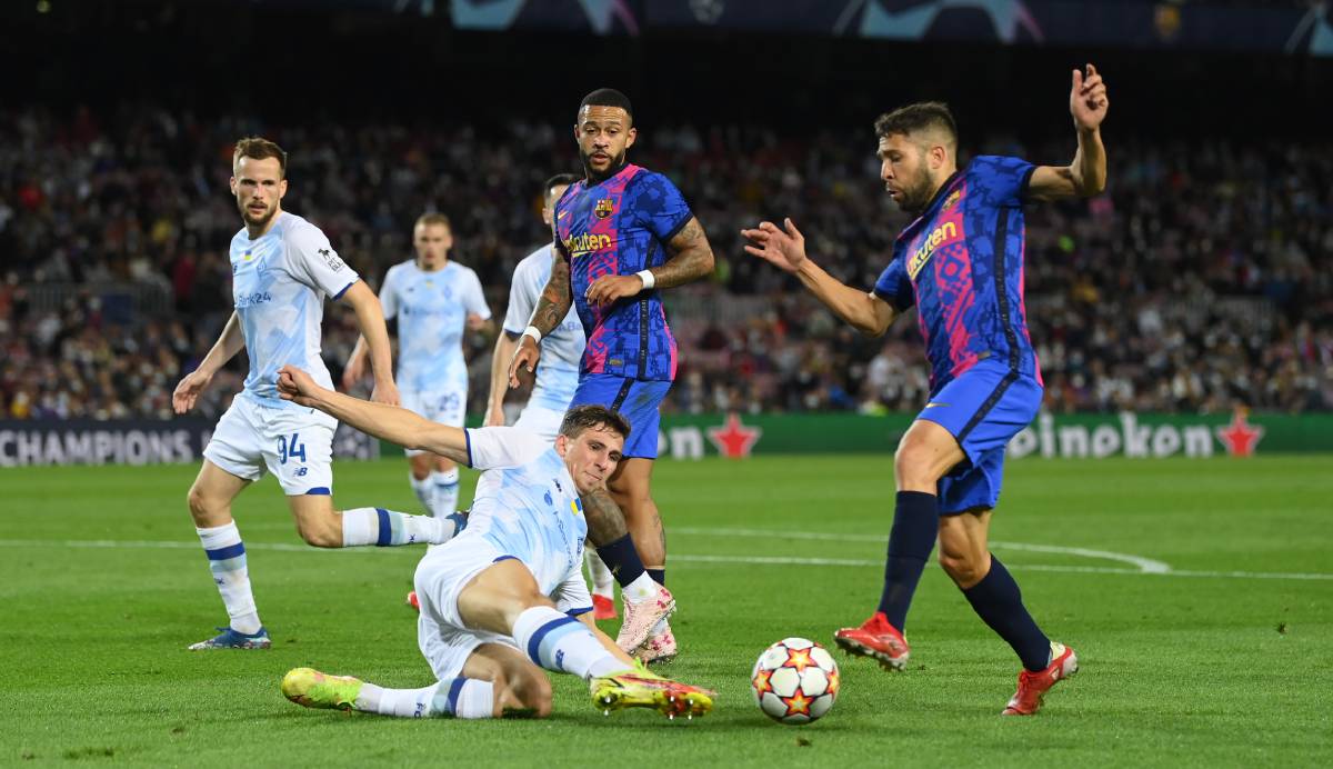 Jordi Alba disputa un balón durante el Barça-Dynamo