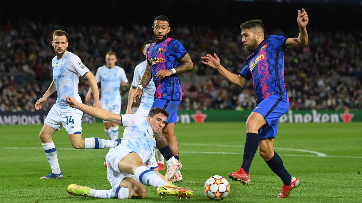 Jordi Alba in the dispute of a balloon in front of the Dynamo of Kiev