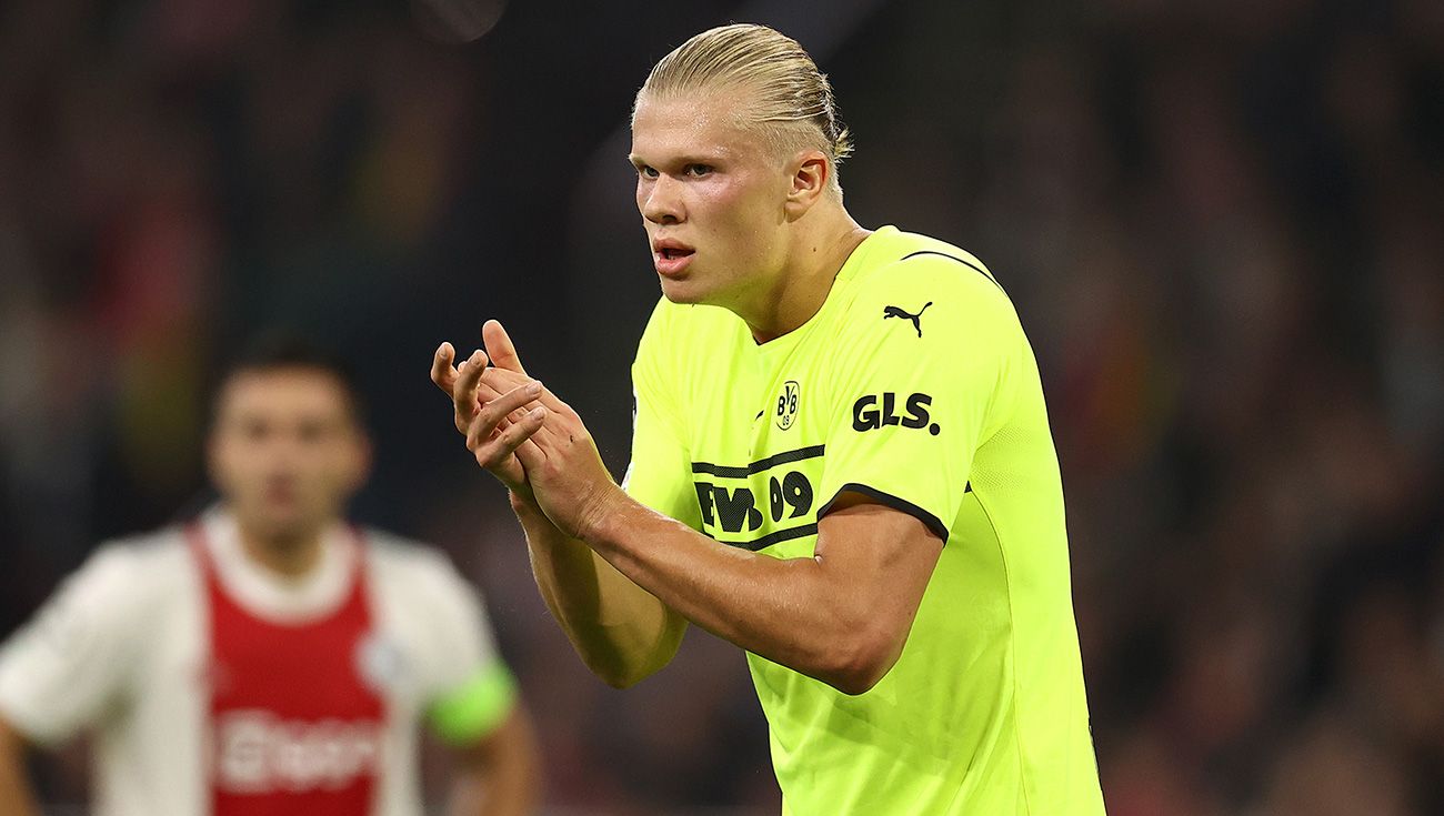 Erling Haaland aplaudiendo ante el Ajax