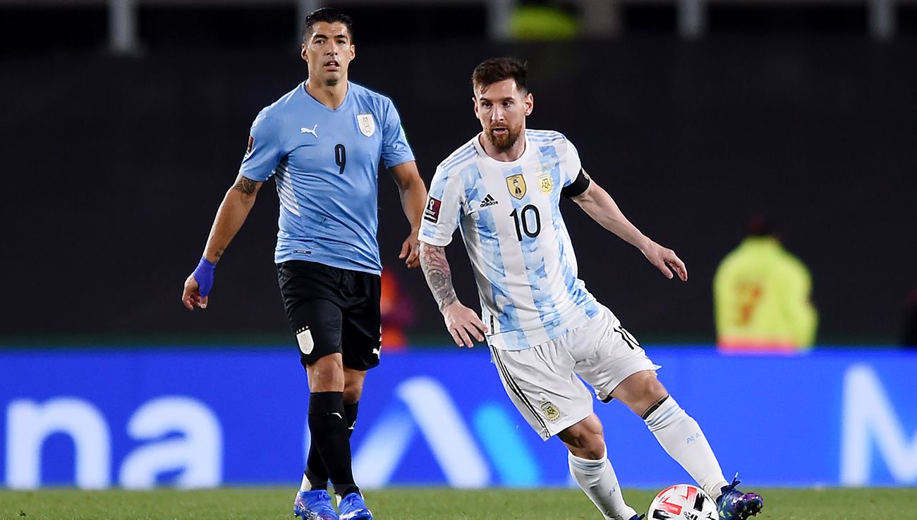 Luis Suárez y Messi en un Argentina-Uruguay