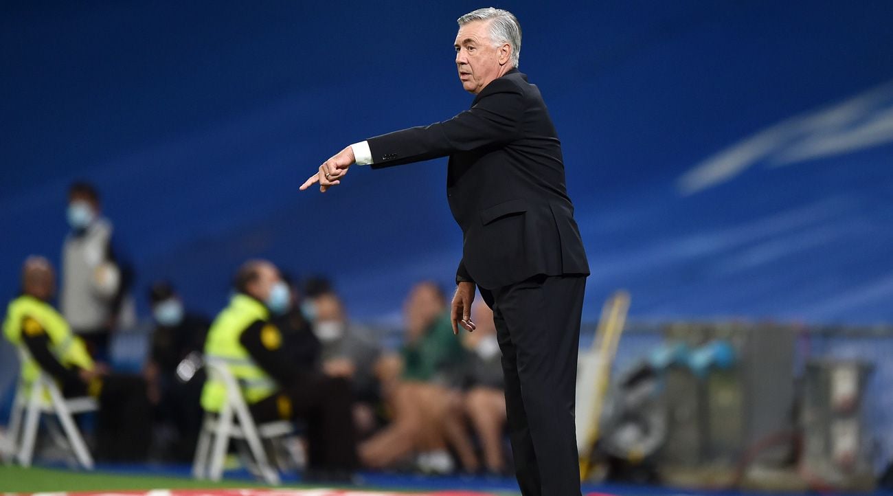 Carlo Ancelotti giving an indication