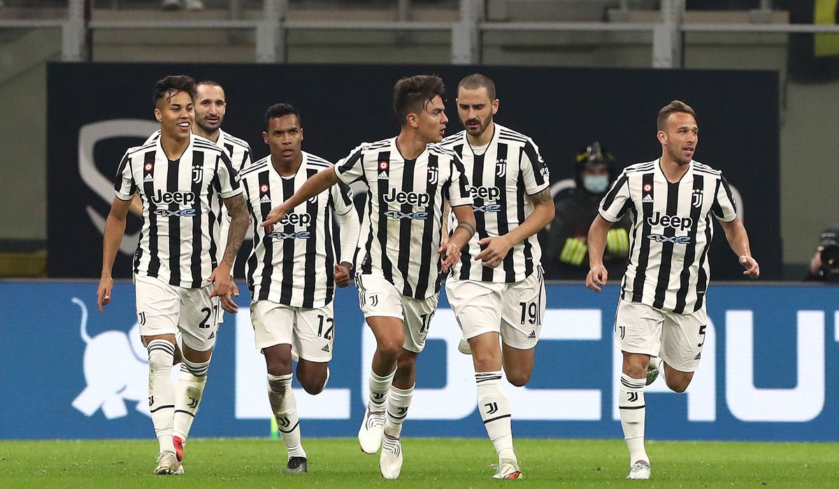 Jugadores de la Juventus celebran un tanto de Dybala ante el Inter