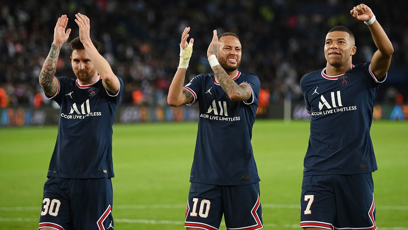 Messi, Neymar and Mbappé applaud after a party