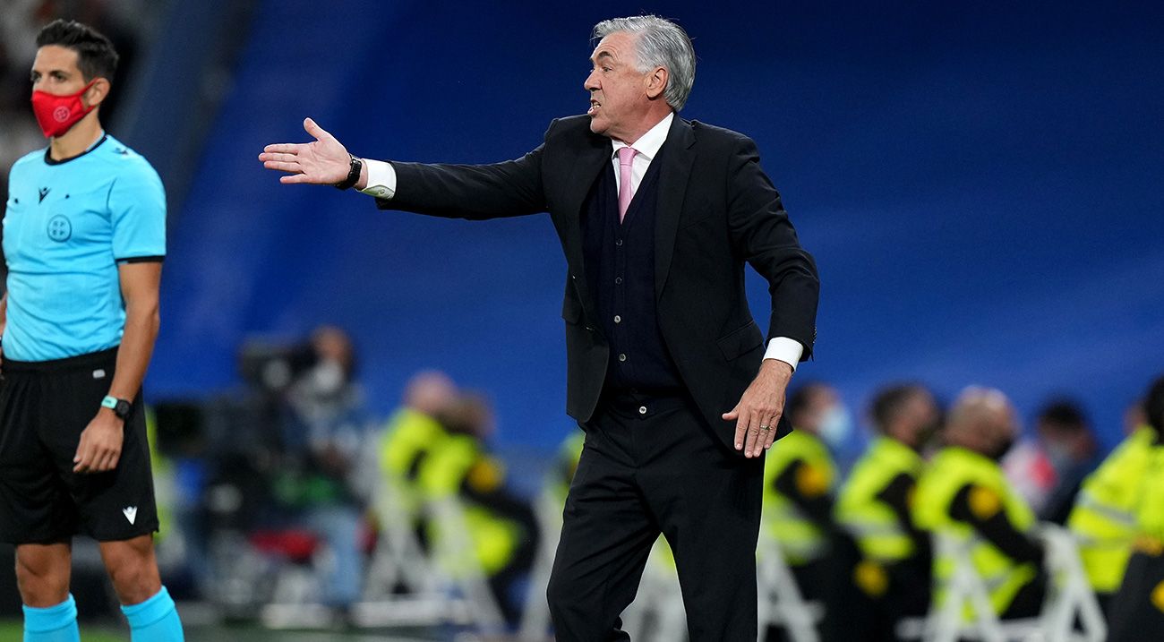 Carlo Ancelotti se queja en el partido