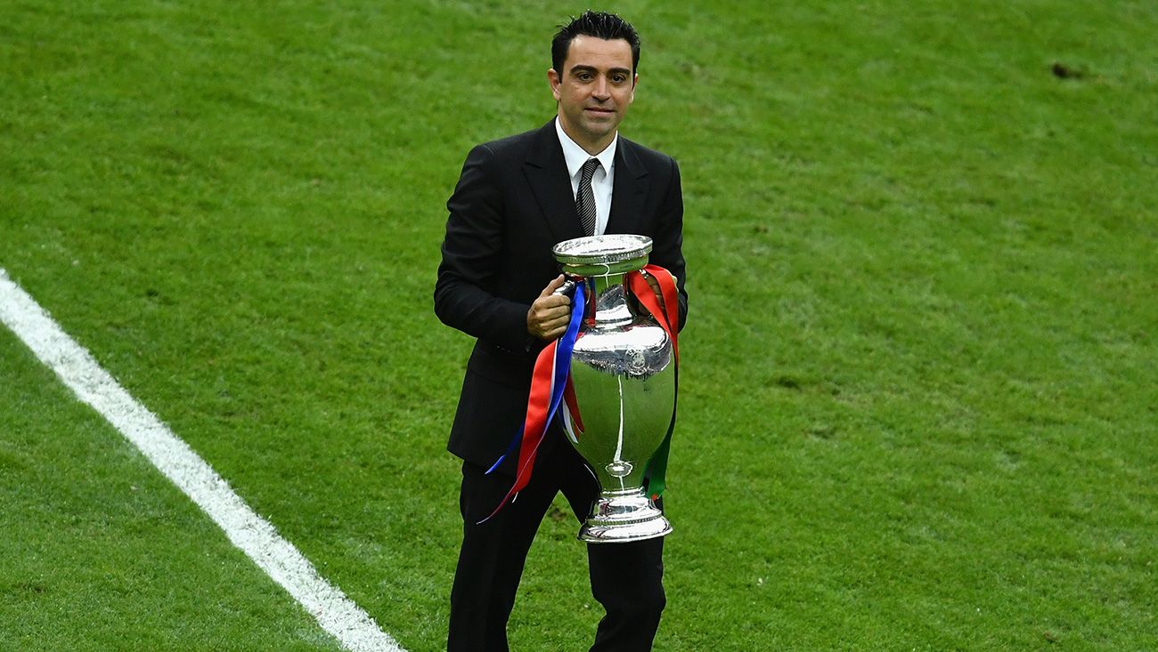 Xavi Hernández poses with a trophy