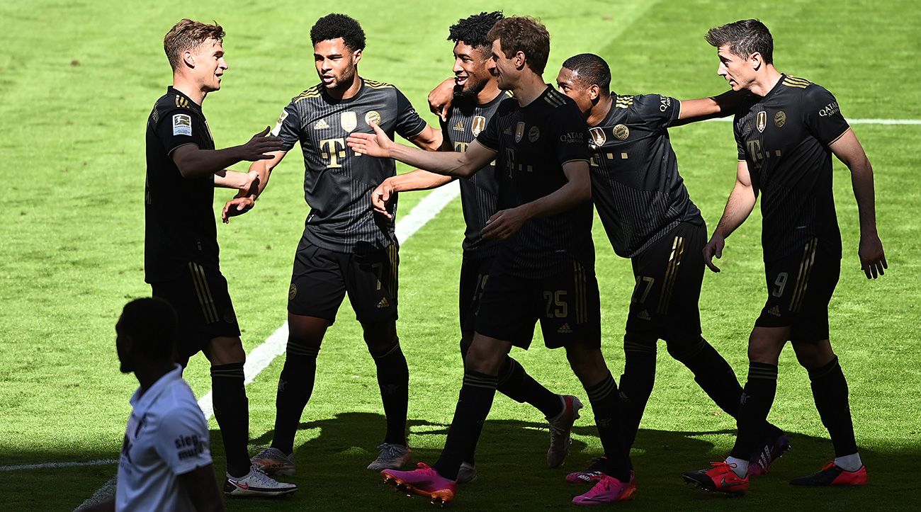Several players of the Bayern celebrate a goal