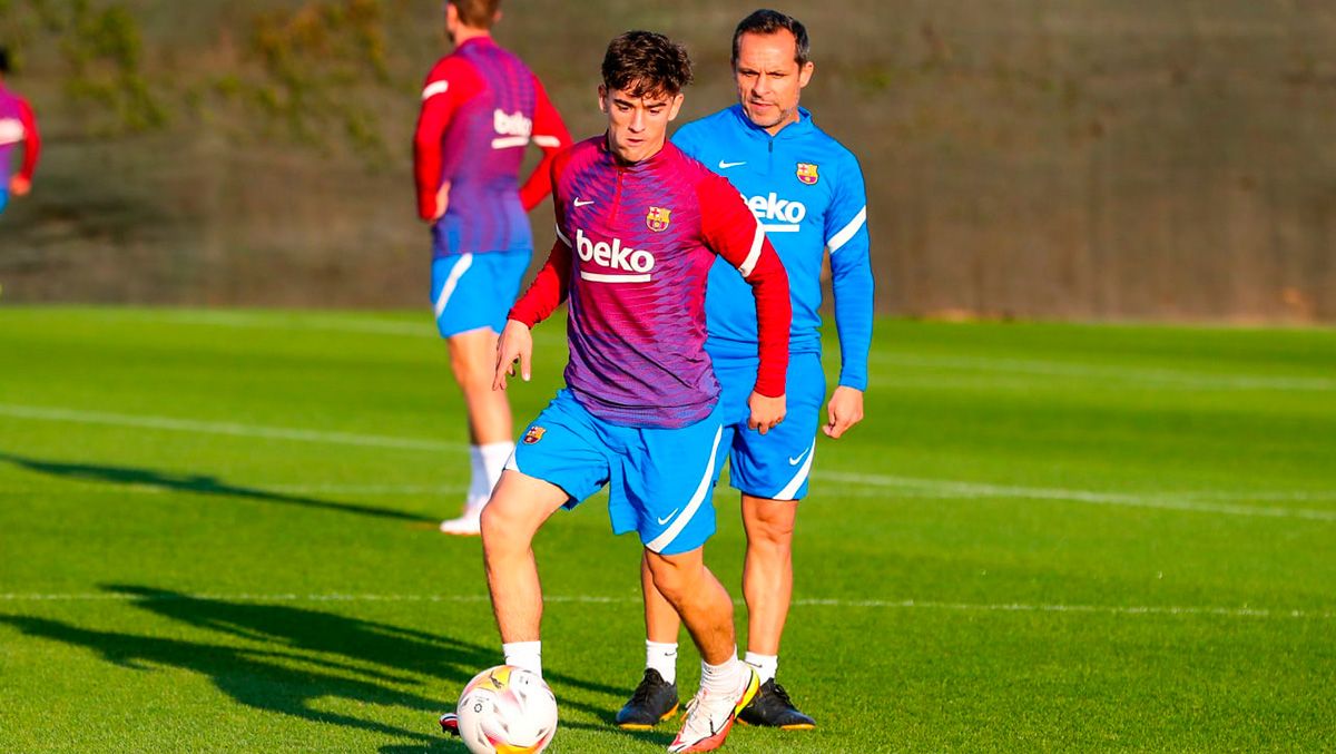 Gavi en el primer entrenamiento de Sergi con el Barça / Imagen: Twitter Oficial FCB