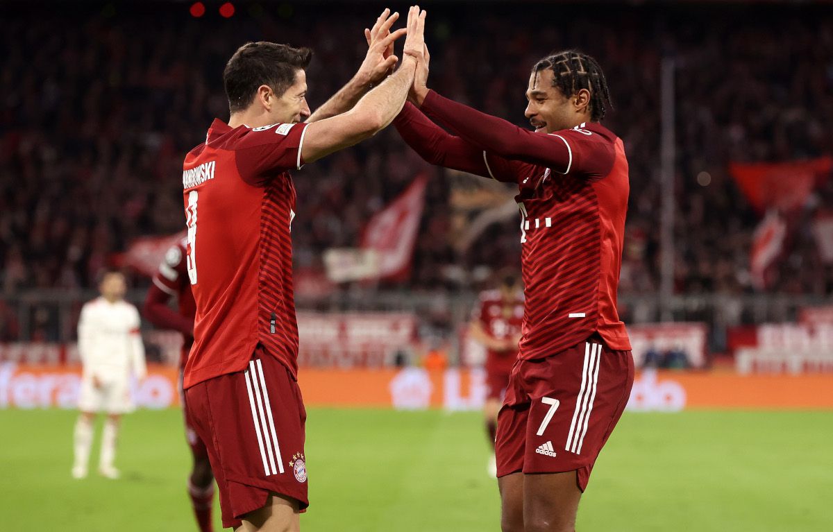 Lewandowski And Gnabry celebrate a goal to the Benfica