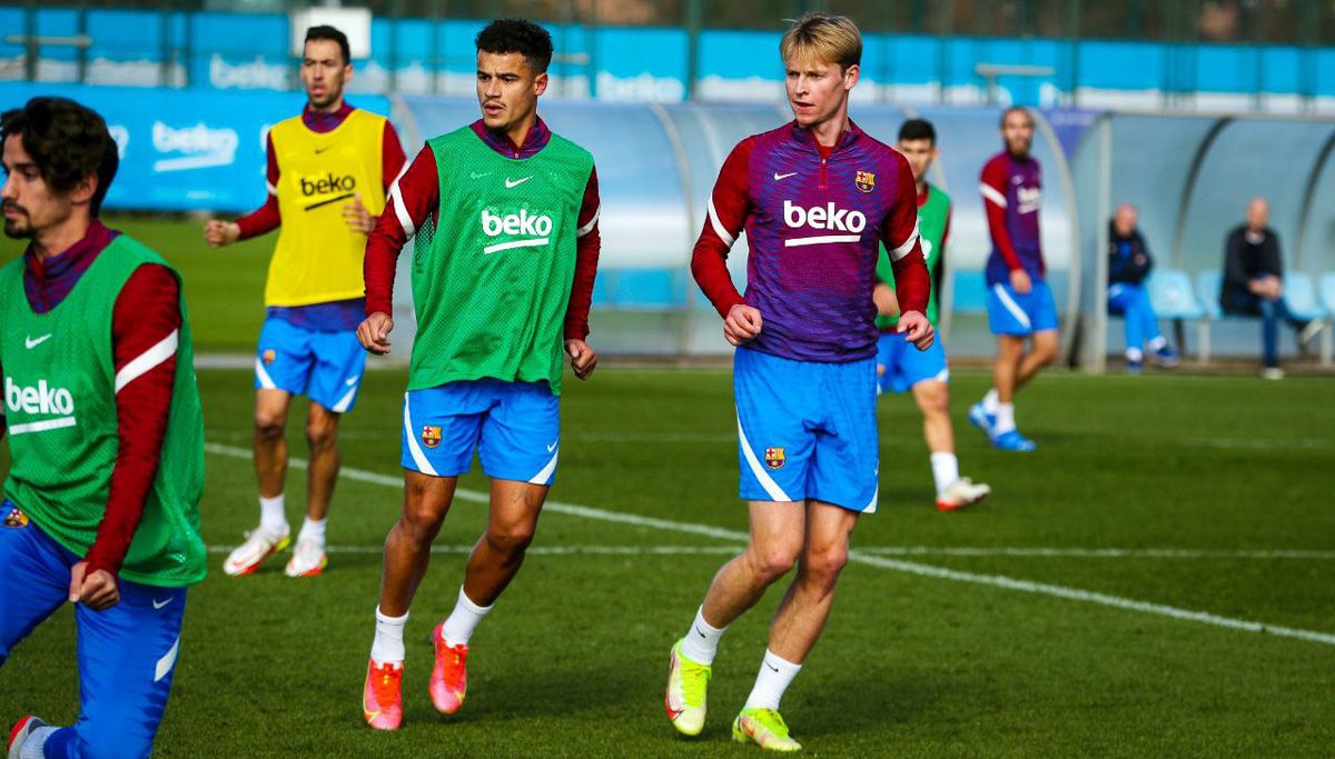 De Jong y Coutinho en un entrenamiento del Barça / Imagen: Twitter Oficial FCB