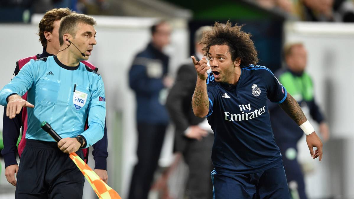 Marcelo, protesting to the judge of line of the Wolfsburg-Real Madrid