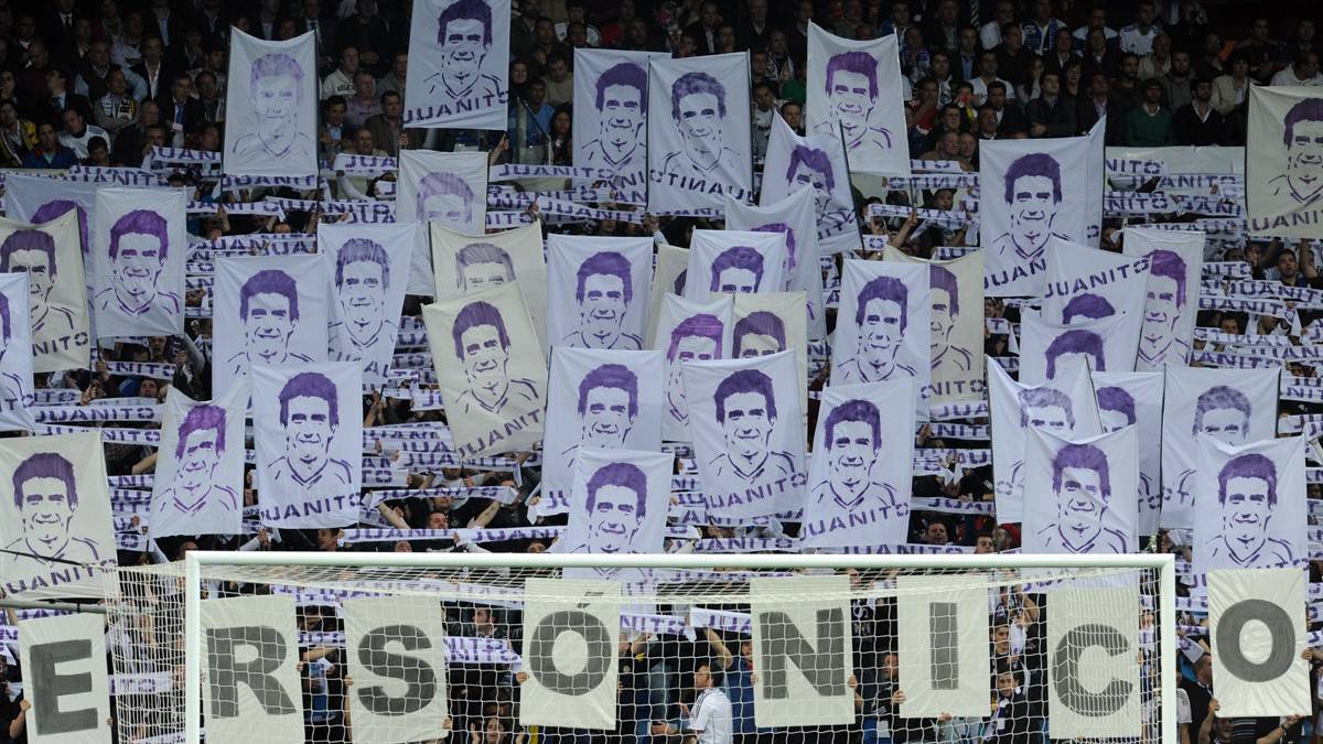 La afición del Bernabéu, con papeletas con la cara de Juanito