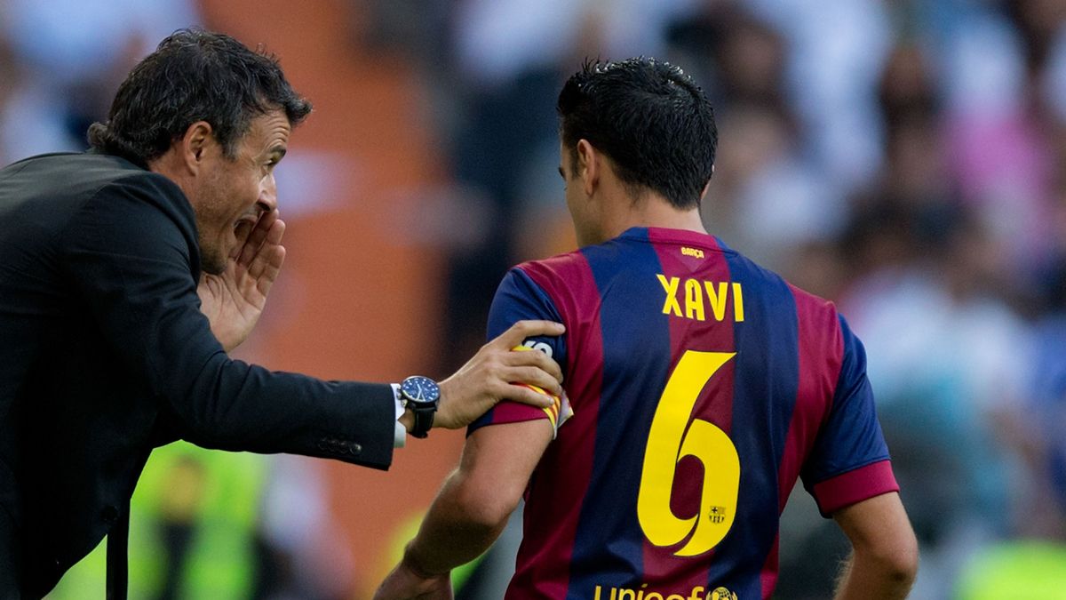 Luis Enrique dando una indicación a Xavi Hernández en 2014