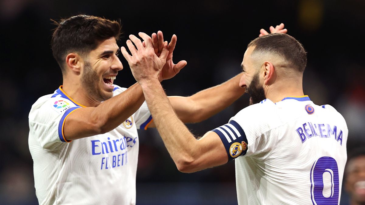Marco Asensio y Karim Benzema celebran un gol con el Real Madrid